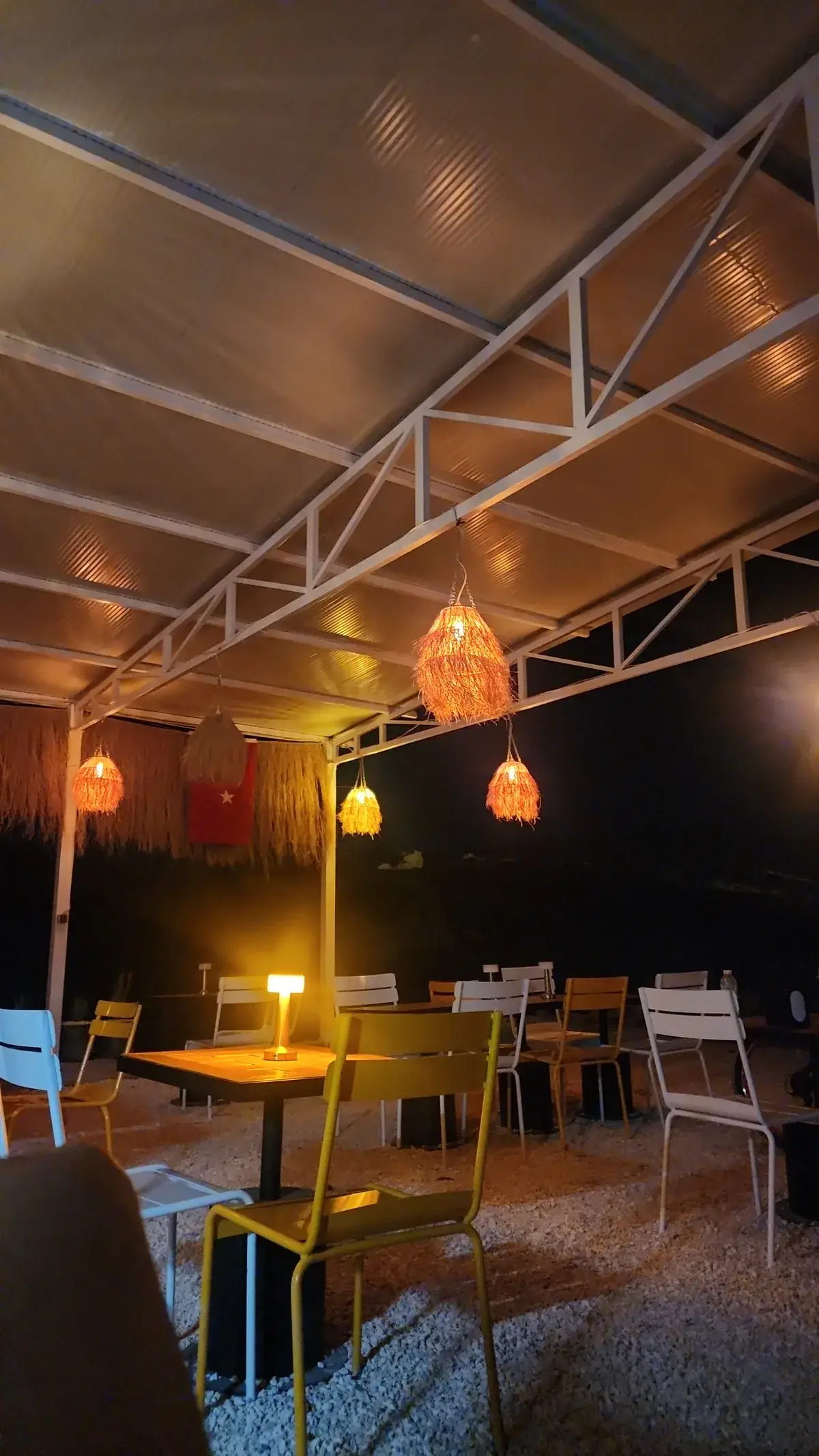 Gece ışıklandırmasıyla Piatra Dara terası