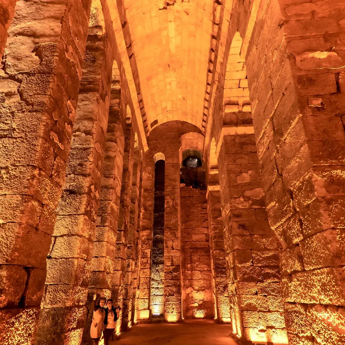 Dara’nın ışıklandırılmış yer altı sarnıcı (Zindan)